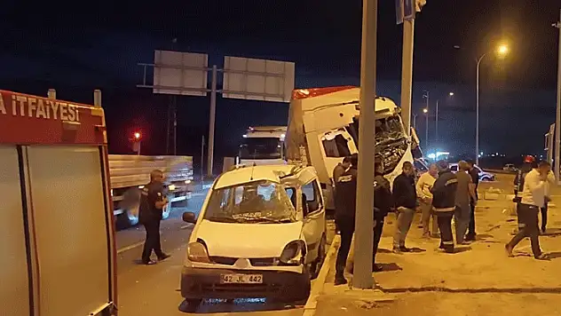 Konya'da tır ile hafif ticari araç çarpıştı: 2 yaralı