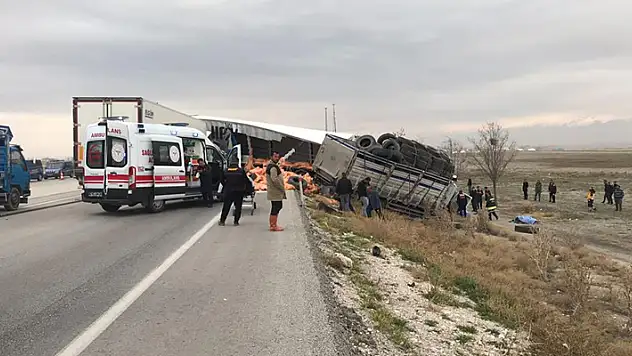 Konya'da tır ile kamyonun kafa kafaya çarpıştığı kazada 2 ölü, 1 yaralı
