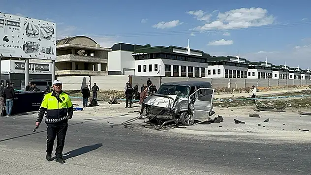Konya'da tır ile minibüs çarpıştı: 1 kişi öldü, 4 kişi yaralandı