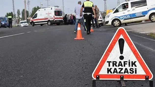 Konya'da tır kazası : Otomobilin altına girdi 2 kişi yaralı