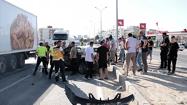 Konya'da tır otomobile çarptı: 3 kişi yaralandı