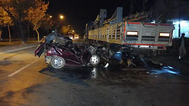 Konya'da tıra çarparak hurdaya dönen otomobilin sürücüsü ağır yaralandı

