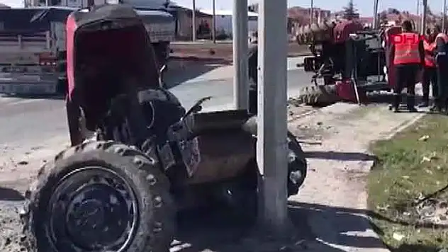 Konya'da tırla çarpışan traktör ikiye bölündü: 2 yaralı