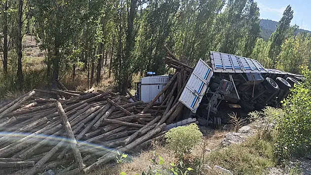 Konya'da tırlar devrildi: 2 yaralı