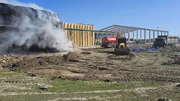 Konya'da tonlarca mısır balyası yandı