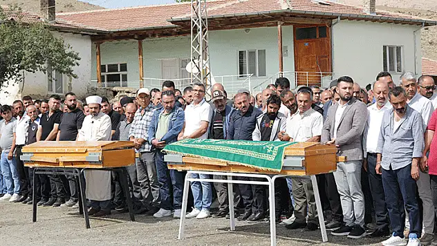 Konya'da trafik kazasında hayatını kaybeden ikiz kardeşler defnedildi