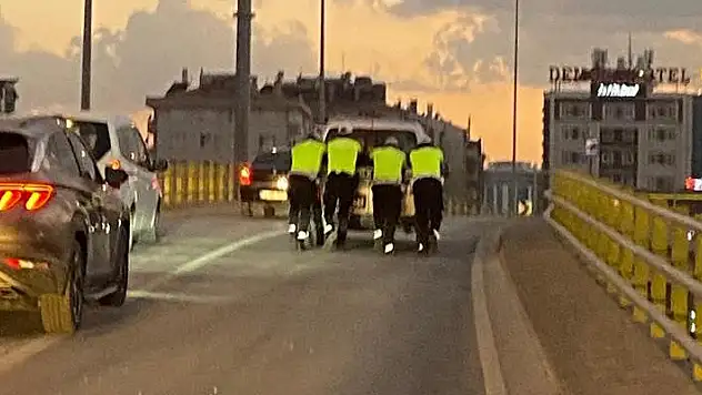 Konya'da trafik polisleri arızalanan aracı yolda bırakmadı
