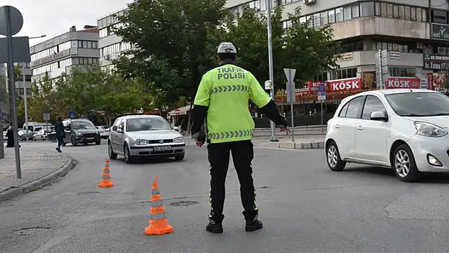 Konya'da trafik polisleri yaya geçidi kullanımına dikkat çekti

