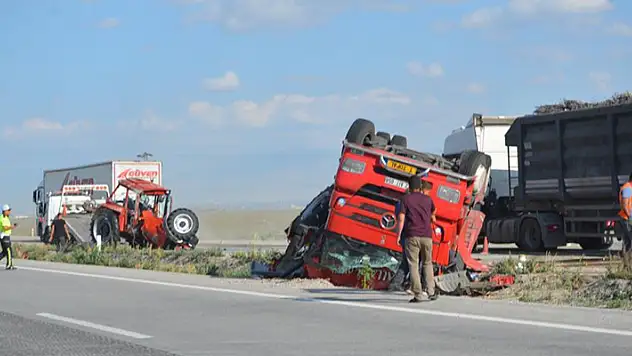 Konya'da traktör taşıyan tır devrildi: 1 yaralı

