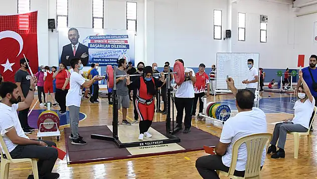 Konya'da Türkiye Görme Engelliler Halter Şampiyonası başladı
