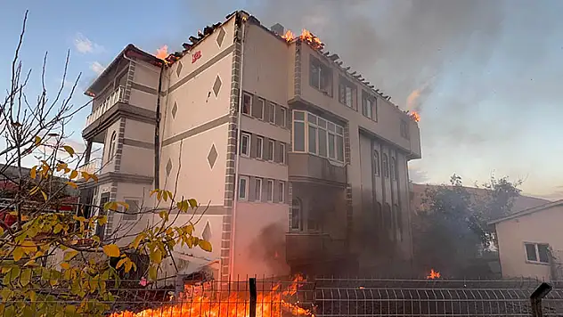 Konya'da üç katlı binada çıkan yangın söndürüldü