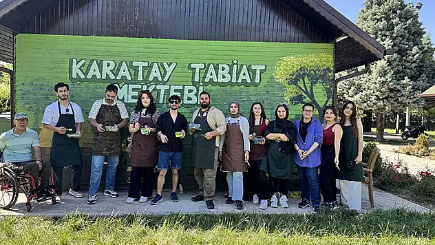 Konya'da üniversite öğrencileri okul duvarlarını renklendiriyor