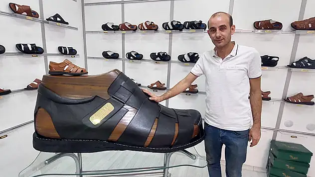 Konya'da üretildi! 200 numara sandalet...

