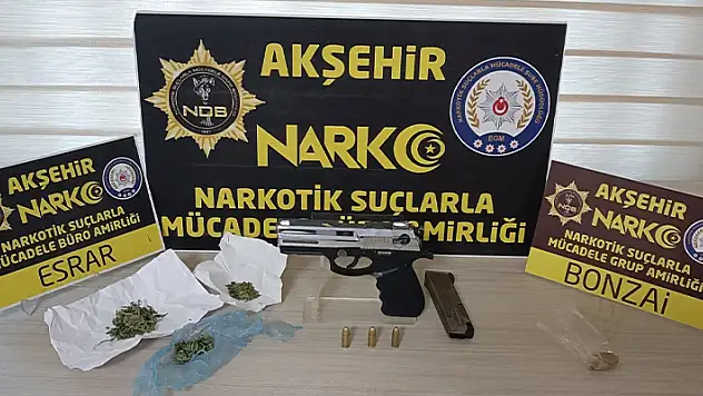 Konya'da üzerinde uyuşturucu ve ruhsatsız silah bulunan şüpheli tutuklandı
