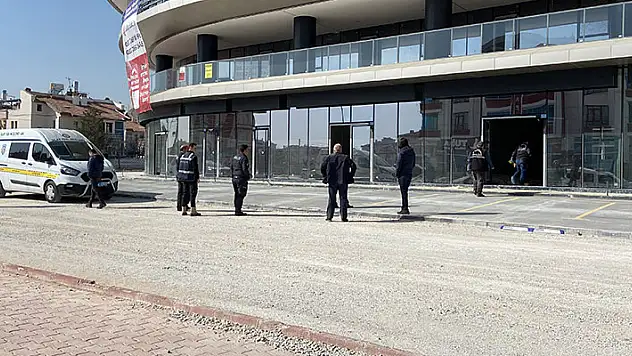Konya'da üzerine duvar devrilen işçi yaralandı