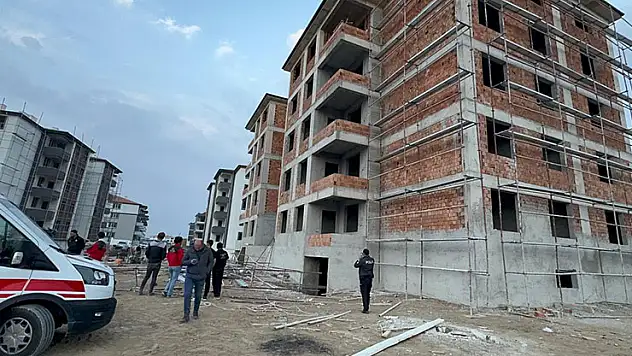 Konya'da üzerine iskele düşen 2 işçi yaralandı