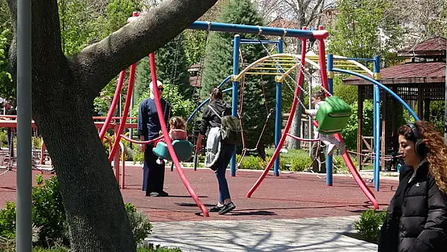 Konya'da vatandaşlar yağışlı haftanın sonunu güneşli havada parklarda değerlendirdi