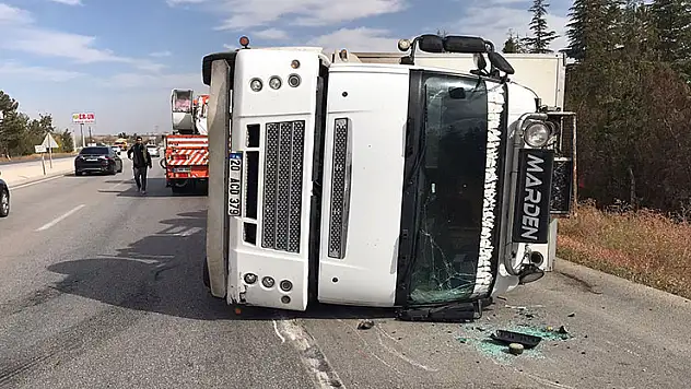 Konya'da yağ yüklü kamyon devrildi: 1 yaralı