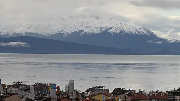 Konya'da yağış, Anamas'ın zirvesini beyaz örtüyle kapladı
