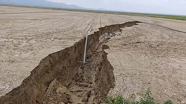 Konya'da yağış sonrası tarlada yüzey yarığı oluştu