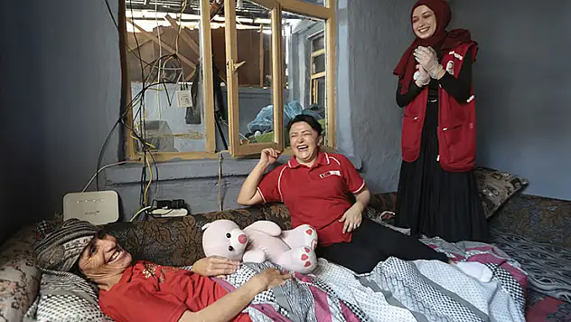 Konya'da yaşayan baba ve engelli kızı Türk Kızılayın sürpriziyle mutlu oldu
