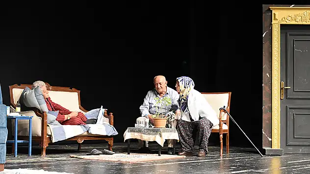 Konya'da yaşlılar 'Sağır'ın hasta ziyareti' oyununu sergiledi