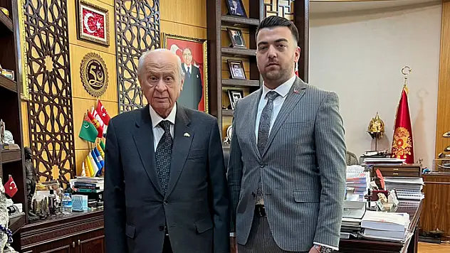 Konya'da yılın genç iş insanı seçilen Alperen Sezer, MHP'den aday adayı oldu
