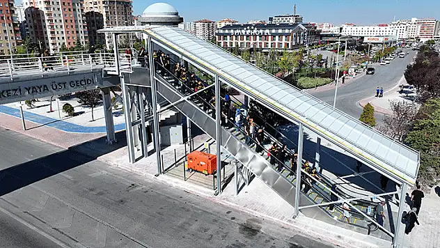 Konya'da yoğun kullanılan üst geçide yürüyen merdiven kazandırıldı