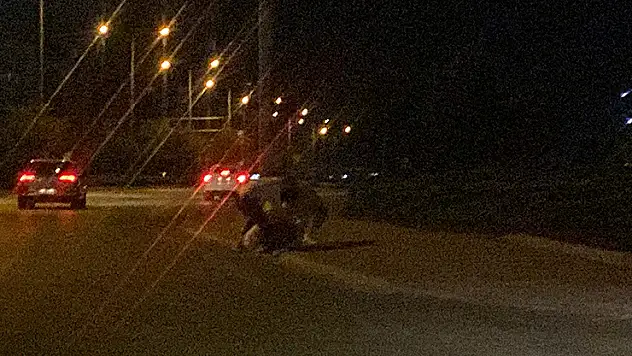 Konya'da yol kenarında 3 gencin tekme tokat kavgası kamerada
