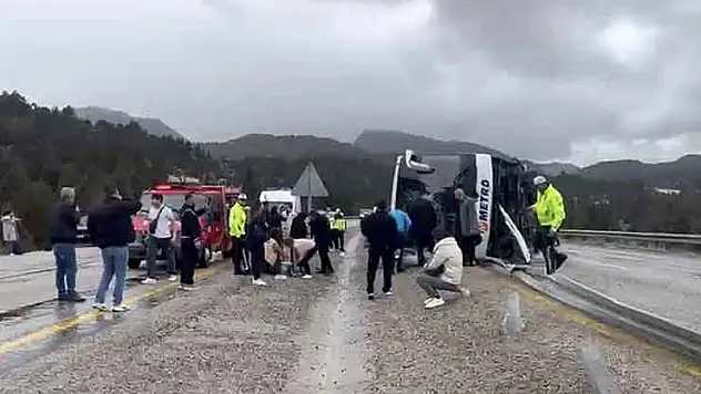 Konya'da yolcu otobüsü devrildi!