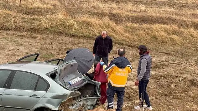 Konya'da yoldan çıkan lüks araç şarampole devrildi: 3 yaralı