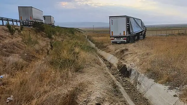 Konya'da yoldan çıkan tır tarlaya girdi: 1 yaralı
