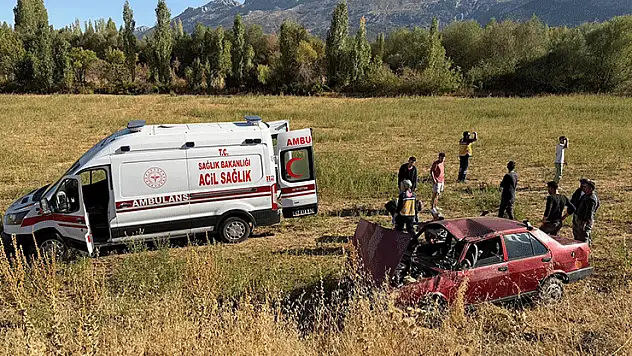 Konya'da yoldan çıkarak boş araziye giren otomobildeki çift yaralandı
