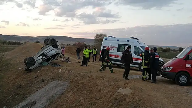 Konya'da yoldan çıkarak devrilen otomobildeki 2 kişi öldü,1 kişi yaralandı