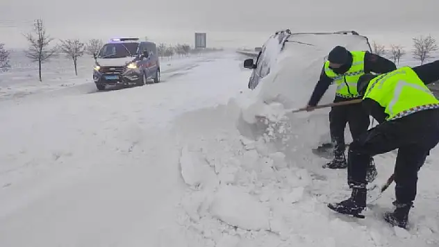 Konya'da yollarda mahsur kalan 265 kişi ve 131 araç kurtarıldı
