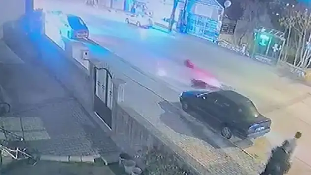 Konya'da yolun karşısına geçmek isteyen çocuğa motosiklet çarptı... O anlar kamerada