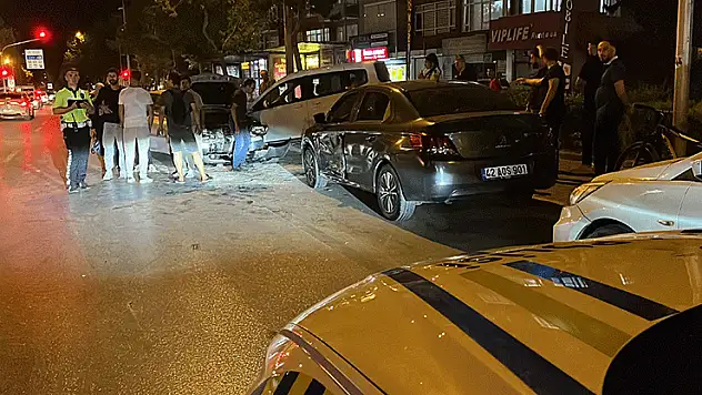 Konya'da zincirleme kaza sonucunda 1 kişi yaralandı