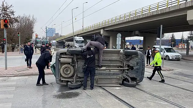 Konya'daki çarpışan otomobillerden biri tramvay yoluna devrildi

