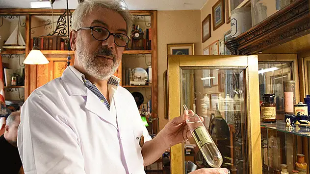 Konya'daki eczacının ilginç koleksiyonu: 'Her bir objenin değişik hikayesi var'