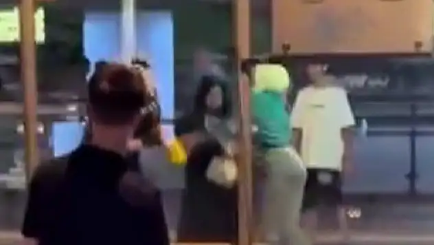 Konya'daki genç kızların kavgası kameraya yansıdı