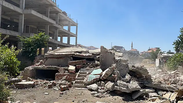 Konya'daki metruk bina yıkılıyor