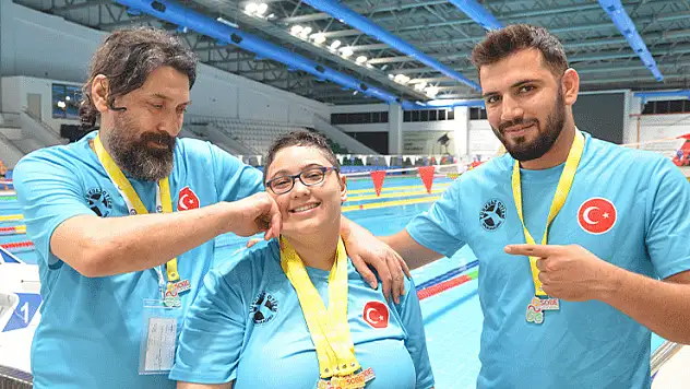 Konya'daki otizmli ve işitme engelli yüzücü, yeni başarılara babasıyla hazırlanıyor