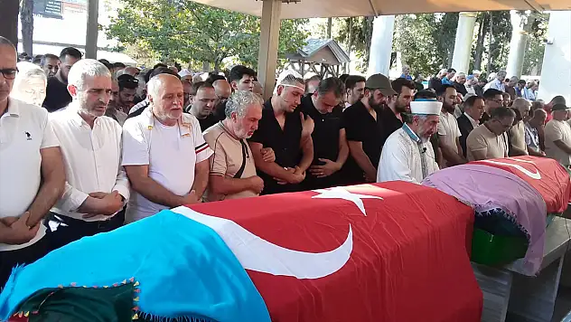 Konya'daki trafik kazasında ölen biri bebek 3 kişi Kocaeli'de defnedildi