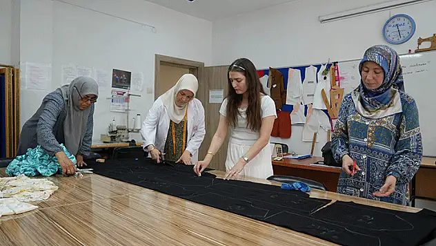 Konya'dan da giden kumaş bağışlarıyla Gazzeli çocuklar için binlerce kıyafet dikildi