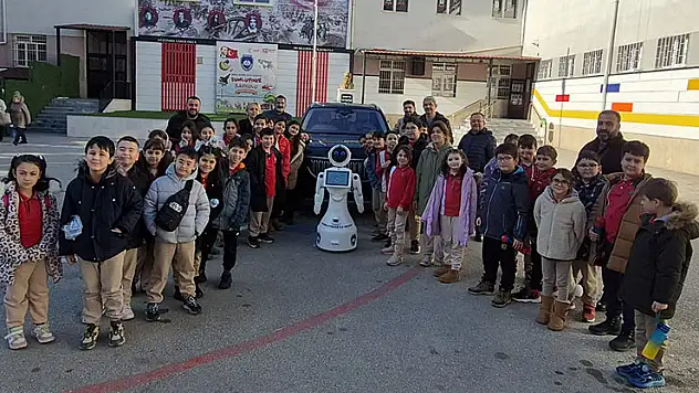Konya'dan giden 'Dumlu' robot Eskişehir'de öğrencilerle buluştu