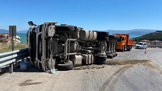 Konya'dan Isparta istikametine giden gübre kamyonu yan yattı