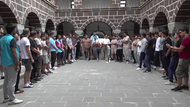 Konya'dan kamp için Hakkari'ye gelen gençler, yörenin tarihi ve doğal güzelliklerine hayran kaldı