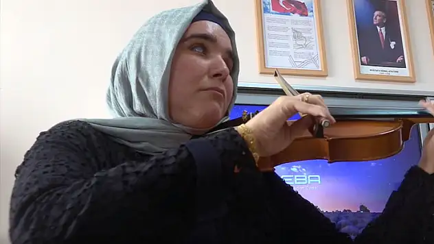 Konya'dan mezun olan görme engelli müzik öğretmeni, öğrencilerine ilham oluyor