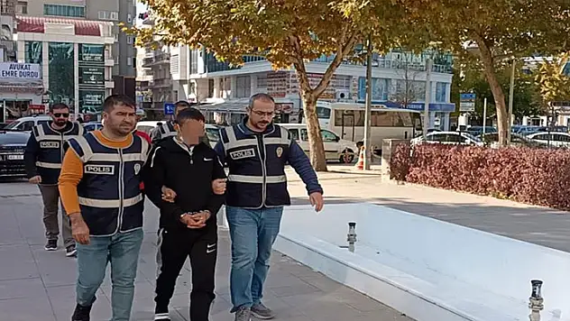 Konya'dan otostop çekerek gittikleri şehirde otomobil ve motor çaldılar