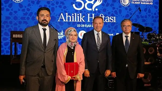 Konya'dan Rahime Nur Altın, Türkiye'nin Yılın Çırağı ödülünü aldı